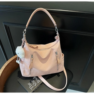 Sac hobo rose minimaliste avec poches latérales et un joli charm en peluche mouton