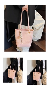Nahaufnahme der rosa Beuteltasche mit Schmetterlings-Prägung und zwei Schultergurten