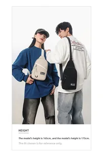 Sacs à bandoulière minimalistes en beige et noir portés par des modèles homme et femme