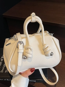 Elegante borsa bianca in pelle martellata con decoro a sfera argentata e tracolla