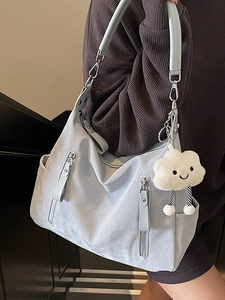 Sac fourre-tout hobo bleu clair minimaliste avec poches zippées et breloque nuage