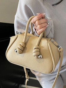 Elegante borsa beige testurizzata litchi con manici annodati e dettagli in metallo argento
