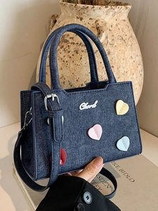Sac à main en denim bleu avec patchs cœur colorés et bandoulière réglable