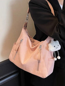 Sac hobo rose en similicuir avec fermetures éclair argentées et un charme de nuage