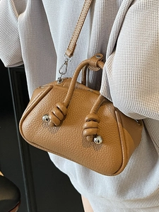 Borsa a mano minimalista in pelle marrone a grana litchi con manico annodato e dettagli argento