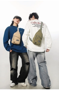 Détail des sacs de poitrine en nylon kaki et vert armée portés par des modèles