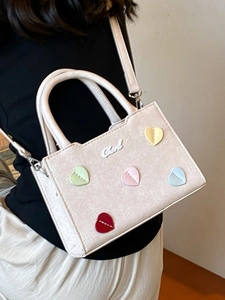 Petit sac carré en toile crème avec patchs cœurs colorés et bandoulière réglable pratique