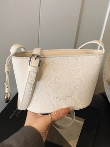 Borsa a Secchiello da Donna alla Moda in Pelle PU con Motivo Litchi Semplice Borsa a Tracolla Versatile con Ciondolo a Cuore Uso Quotidiano