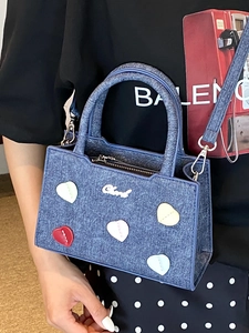 Sac cabas en jean bleu avec cœurs colorés en cuir et bandoulière réglable