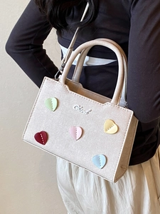 Sac bandoulière en cuir beige avec cœurs colorés cousus et logo argenté pour femme