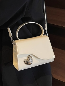 Elegante borsa a tracolla in vernice crema con dettaglio cuore e manico rotondo