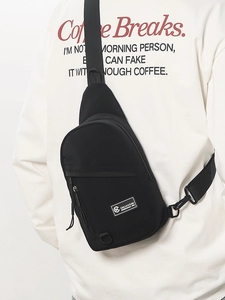 Sac de poitrine minimaliste en toile noire avec bandoulière réglable et poche zippée