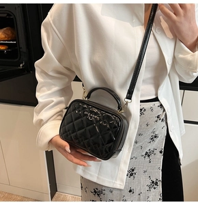 Détail d'un sac en cuir noir matelassé avec finition brillante et lettrage logo CLEAROK