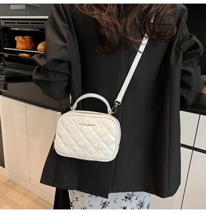 Détail du sac à bandoulière matelassé blanc avec logo en métal doré et surpiqûres