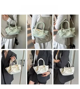 Vues détaillées des sacs seaux en cuir avec nœuds papillon en vert clair et blanc