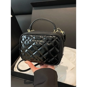 Sac bandoulière noir matelassé classique avec motif à losanges et logo chic