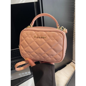 Petit sac carré matelassé rose pâle avec logo doré et poignée pour femme chic