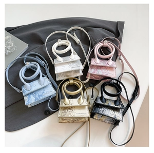 Flache Ansicht von Mini-Handtaschen mit Schlangenprägung in Blau Weiß Rosa Gold Schwarz