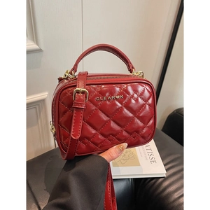 Sac bandoulière carré en cuir matelassé rouge avec logo en métal et sangle réglable