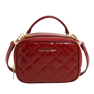 Sac bandoulière chic en cuir verni rouge avec logo doré CLEAR-K et poignée supérieure