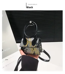 Detail der Mini-Tasche mit Schlangenmuster, rundem Griff und silbernem Kettenriemen