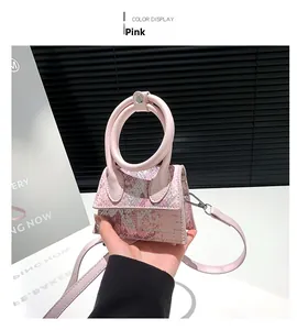 Detail der rosa Minitasche mit Schlangenmuster, Rundgriffen und Fashion Bags Text
