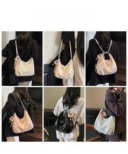 Détails du grand sac hobo en cuir souple disponible en beige, rose, noir et bleu
