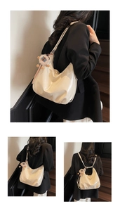 Détail d'un sac hobo en cuir souple crème avec un pendentif décoratif en forme d'ours brun