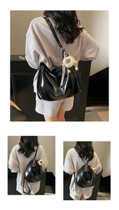 Grand cabas en PU noir brillant avec breloque agneau en peluche et logo en cuir