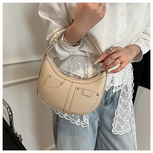 Detailansicht beige Hobo-Tasche mit Litschi-Muster und Nieten an den Taschennähten