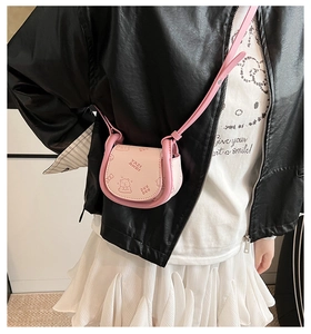 Mini sac selle rose avec imprimé ours mignon et bandoulière en cuir porté par un mannequin