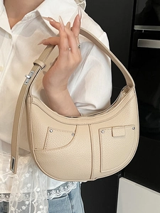 Schicke beige Halbmond-Unterarmtasche aus Leder mit Lychee-Muster und Silberbeschlägen
