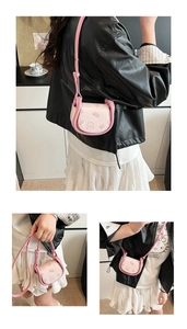 Détail du mini sac selle rose avec motif d'ours et bandoulière réglable pour filles