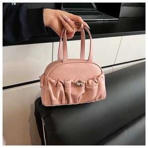 Détail du sac oreiller plissé rose clair en cuir PU souple avec fermoir rotatif en métal argenté