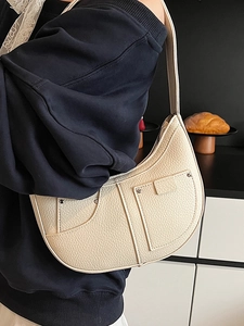 Schicke beige Halbmond-Achseltasche mit Lychee-Struktur, Dekotaschen und Silbernieten
