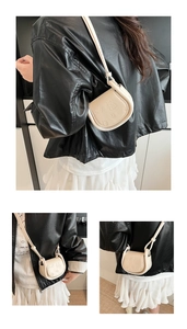 Vue détaillée du mini sac selle blanc cassé avec motif ours en relief et bandoulière