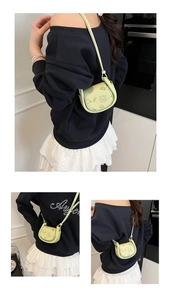 Détail du sac selle vert menthe avec imprimés ours mignons et texture en similicuir PU