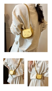 Détail du sac selle jaune avec imprimé ours et bandoulière réglable pour femmes