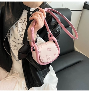 Gros plan du mini sac selle rose avec ours gaufré et cuir PU de haute qualité