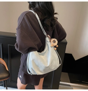 Sac hobo en cuir souple bleu clair avec bandoulière réglable et breloque lion