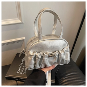 Détails du sac à main argenté métallisé avec texture plissée et fermoir en métal