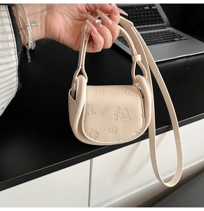 Détail du mini sac selle crème avec oursons en relief et icônes 3D mignonnes