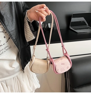 Vue détaillée des mini sacs selle rose et beige avec motifs d'ours embossés