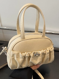 Sac Boston beige avec détails plissés et fermoir rotatif argenté pour femmes chic