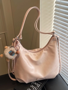 Sac Hobo en Cuir PU pour Femmes Grande Capacité Couleur Unie Sac Tote Souple Avec Pendentif en Peluche Mode Sac à Épaule