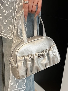 Sac à main argenté métallisé avec détails plissés et fermoir métallique chic