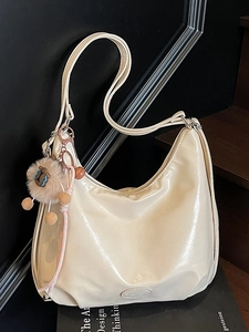 Sac cabas demi-lune en similicuir blanc crème avec breloque ours et sangle réglable