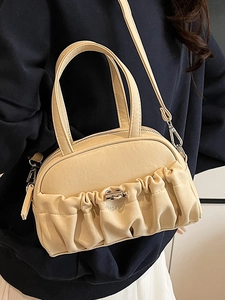 Sac à main plissé beige crème élégant avec fermoir métallique et bandoulière réglable