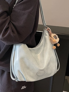 Sac hobo chic en cuir souple bleu clair pour femme avec charm animal en peluche