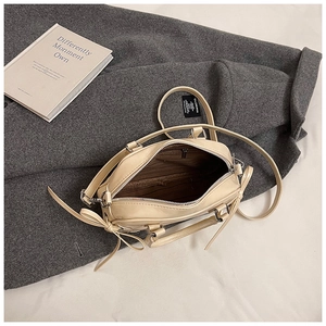 Detailansicht der cremefarbenen Boston Bag mit Schleife und dunkelbraunem Innenfutter